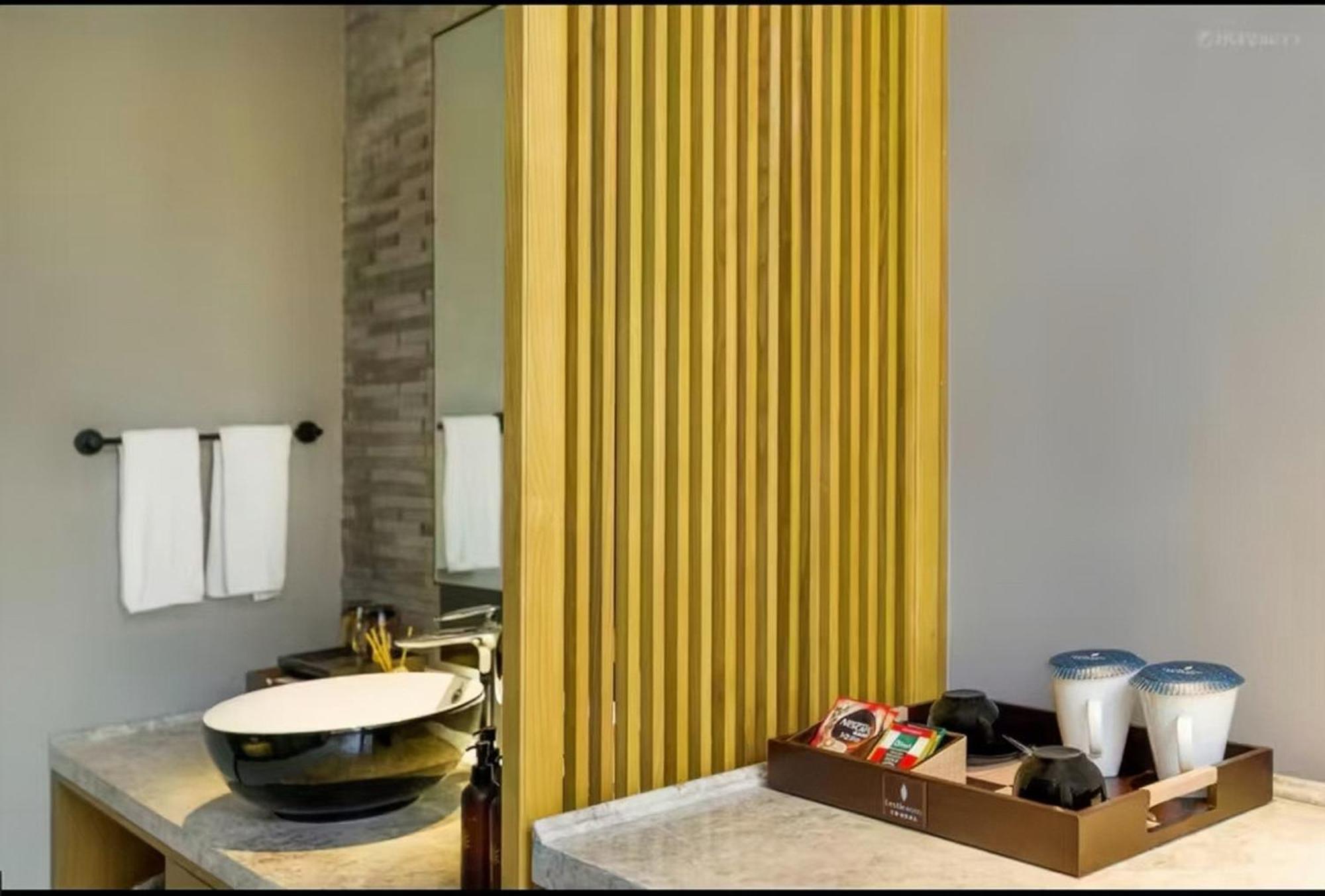 Mehood Lestie International Hotel Nancun Wanbo Metro Station Branch - Free Shuttle Bus To Canton Fair Complex During Canton Fair Period & Free Breakfast & Free Afternoon Tea & Free Midnight Snack & Free Vpn Internet Access Exterior foto