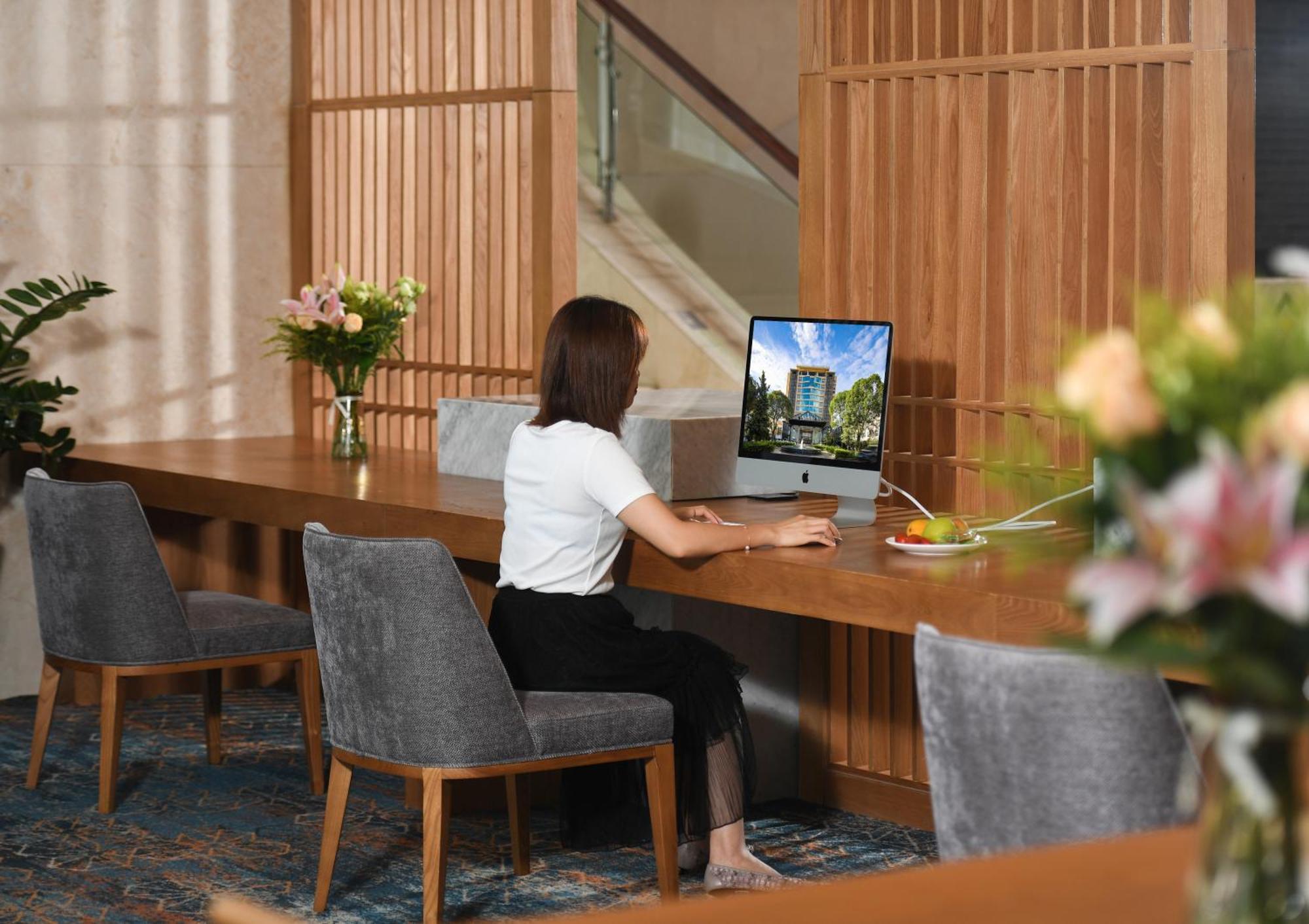 Mehood Lestie International Hotel Nancun Wanbo Metro Station Branch - Free Shuttle Bus To Canton Fair Complex During Canton Fair Period & Free Breakfast & Free Afternoon Tea & Free Midnight Snack & Free Vpn Internet Access Exterior foto